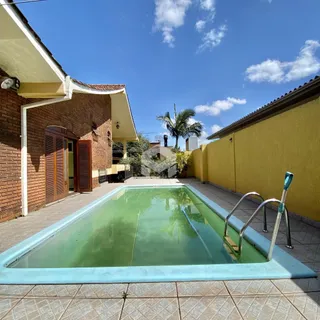 Vista externa de uma casa com piscina e parede amarela em Lajeado, Brasil.