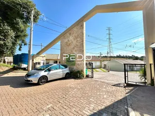 Fachada de uma residência em Lajeado, Brasil, com área pavimentada.