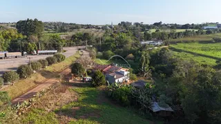 Vista aérea de uma propriedade rural em Lajeado, com áreas verdes e campos.