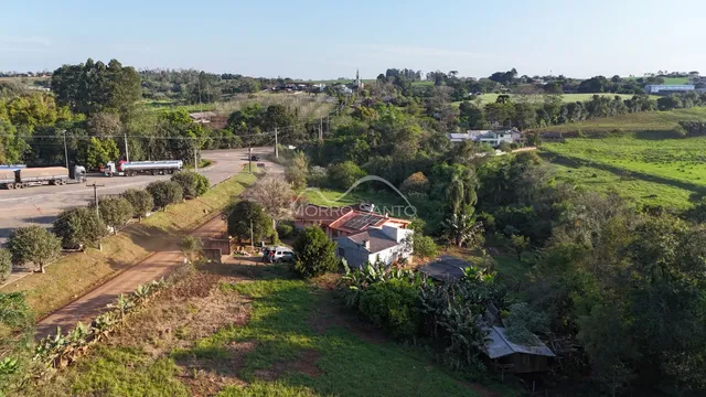 Vista aérea de uma propriedade rural em Lajeado, com áreas verdes e campos.