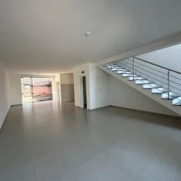 Hall de entrada com escadaria visível no interior da propriedade.