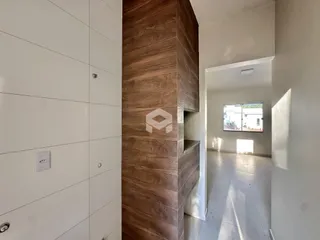 Hall de entrada com parede de destaque de madeira em uma residência.
