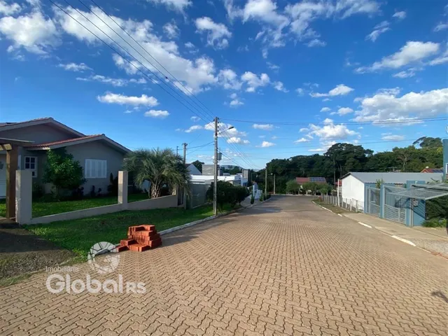 Vista da rua e das residências em Lajeado, Brasil.