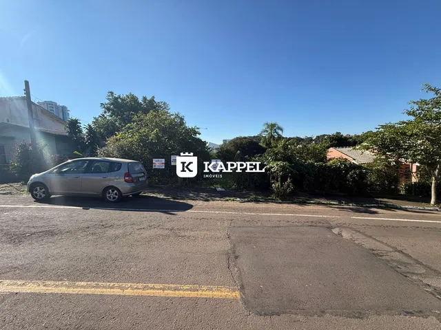 Vista externa de uma propriedade em Lajeado, Brasil, mostrando uma rua e um veículo estacionado.