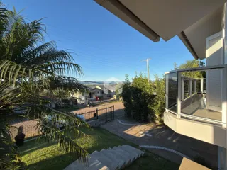 Vista externa de uma residência em Lajeado, Brasil, mostrando o jardim e a fachada.
