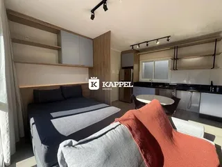 Este é um quarto com cama e painéis de madeira na parede.