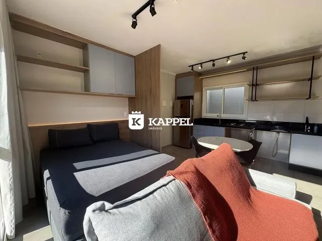 Este é um quarto com cama e painéis de madeira na parede.