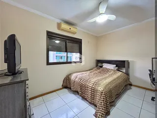 Quarto interno com cama e janela em um imóvel no Brasil.