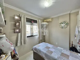 Quarto interno com cama e decoração de parede em um imóvel no Brasil.