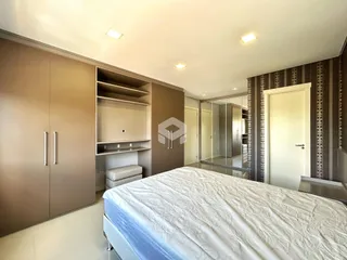 Quarto com armários embutidos e cama de casal em um imóvel no Brasil.