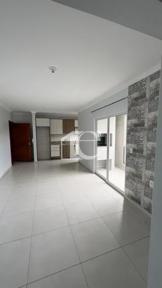 Corredor interno com piso de cerâmica claro e paredes brancas.
