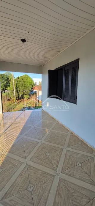 Vista de um corredor com piso de porcelanato claro.