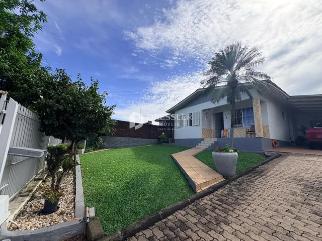 Vista externa de uma residência com jardim e paisagismo em Lajeado, Brasil.