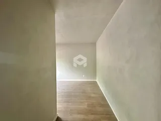 Corredor interno de um imóvel em Lajeado, Brasil.
