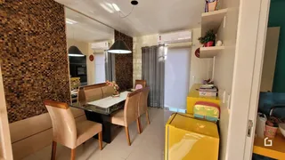 Foto de uma sala de jantar com parede texturizada.
