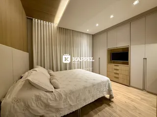 Quarto com cama grande e armários em um ambiente moderno.