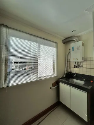 Foto de uma cozinha com janela e bancada em um imóvel no Brasil.
