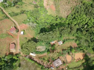 Vista aérea de uma propriedade rural em Lajeado, Brasil, cercada por vegetação.