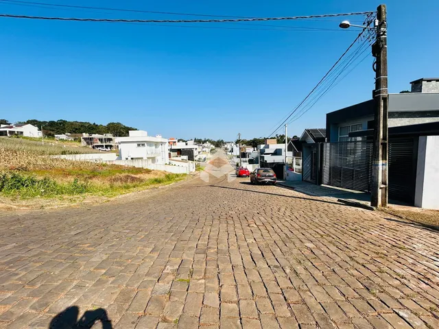 Vista da rua pavimentada em Lajeado, Brasil, mostrando residências.