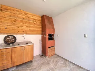 Foto de uma cozinha com painel de madeira e piso de cerâmica.