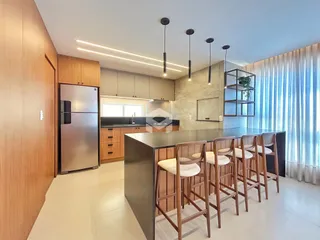Cozinha moderna com ilha e ambiente integrado em Lajeado.