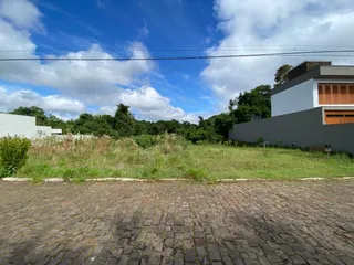 Foto da fachada de uma residência em Lajeado, Brasil, mostrando a área externa e o paisagismo.