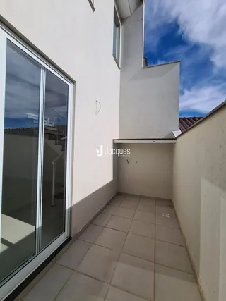 Vista interna de um corredor com piso de cerâmica clara.