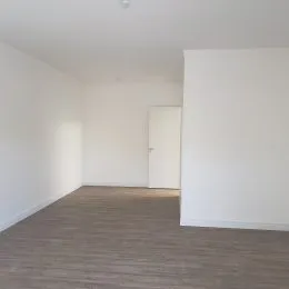 Vista interna de um cômodo com paredes brancas e piso claro.