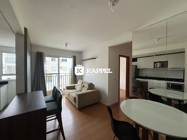 Sala de estar com sofá e mesa de jantar em um apartamento moderno.