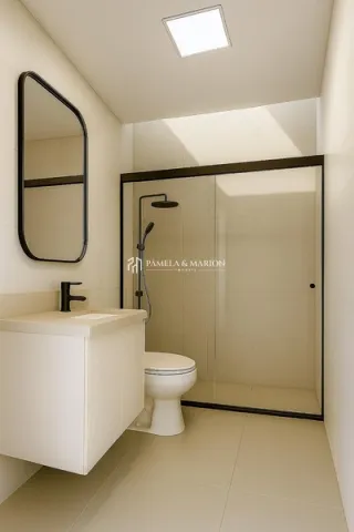 Foto de um banheiro interno com bancada branca e espelho.