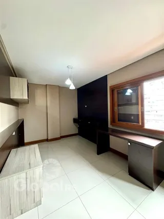 Ambiente interno com piso de cerâmica claro e paredes em tom neutro.