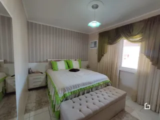 Quarto com cama e cortinas.