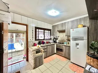 Esta é uma foto de uma cozinha com armários e piso de cerâmica.