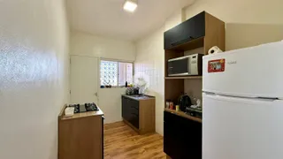 Foto de uma cozinha com piso de madeira e armários em Lajeado.