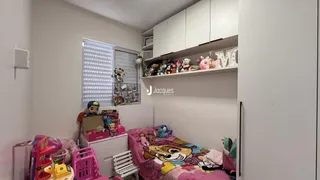 Quarto com cama e armários brancos em um imóvel no Brasil.