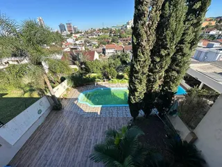 Vista externa de uma área com piscina e jardim em Lajeado.