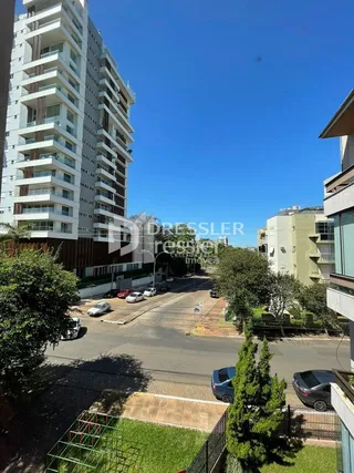 Fachada de um edifício residencial em Lajeado, Brasil, sob céu azul.