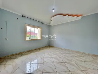Sala de estar com piso de cerâmica clara e paredes em tom azul claro.