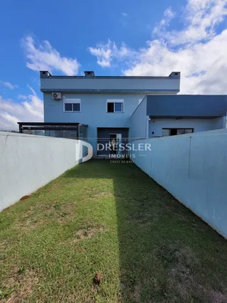 Fachada de uma casa em Lajeado, Brasil com jardim em primeiro plano.