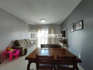 Foto de uma sala de estar com sofá e mesa de madeira em um imóvel.