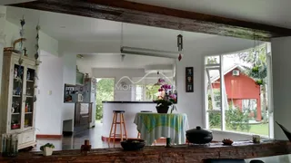 Ambiente interno com bancada e decoração rústica em uma residência brasileira.