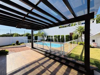 Vista de uma área externa com piscina e jardim em Lajeado, Brasil.