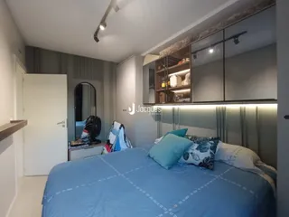 Quarto com cama azul e armário moderno em um imóvel no Brasil.