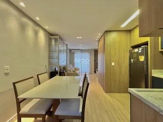 Ambiente interno moderno com piso de madeira clara e decoração contemporânea.