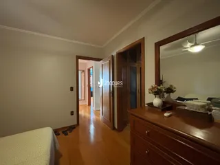 Hall de entrada com piso de madeira e portas de madeira.