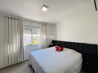 Quarto com cama e janela em um imóvel.