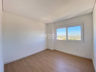 Ambiente interno de um imóvel com vista para a paisagem.