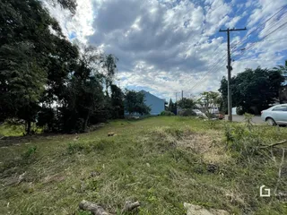 Vista aérea de um terreno gramado com vegetação ao redor.