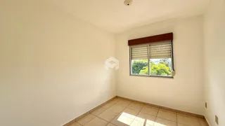Vista interna de um cômodo com piso de cerâmica e janela.