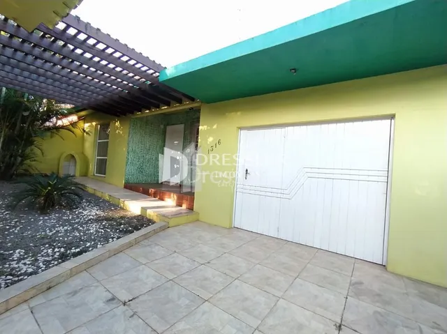 Fachada de uma residência com garagem branca em Lajeado, Brasil.